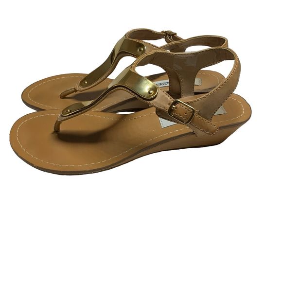 Steve Madden Gold Thong Sandals Size 6.5 1" Heel Good Condition Beachy Resort - Picture 2 of 7